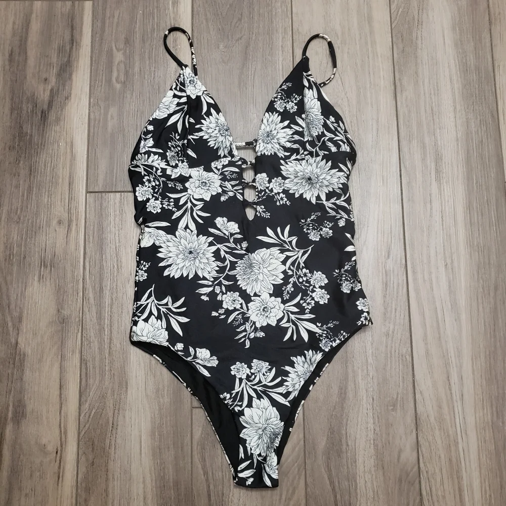 NWT Amuse Society Medium Elliot Floral Strappy One Piece Sexy Swimsuit